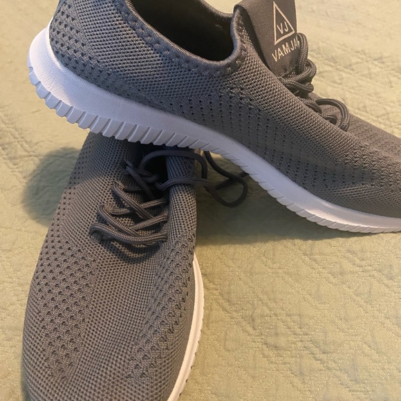 Brand new lightweight breathable running shoes, size 9 gray - Picture 1 of 6